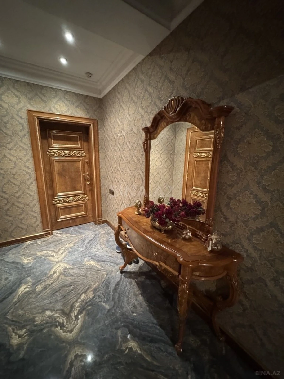 Satılır 3 otaqlı mənzil 215 m²