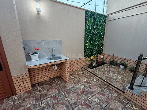 Satılır 6 otaqlı həyət evi 180 m²