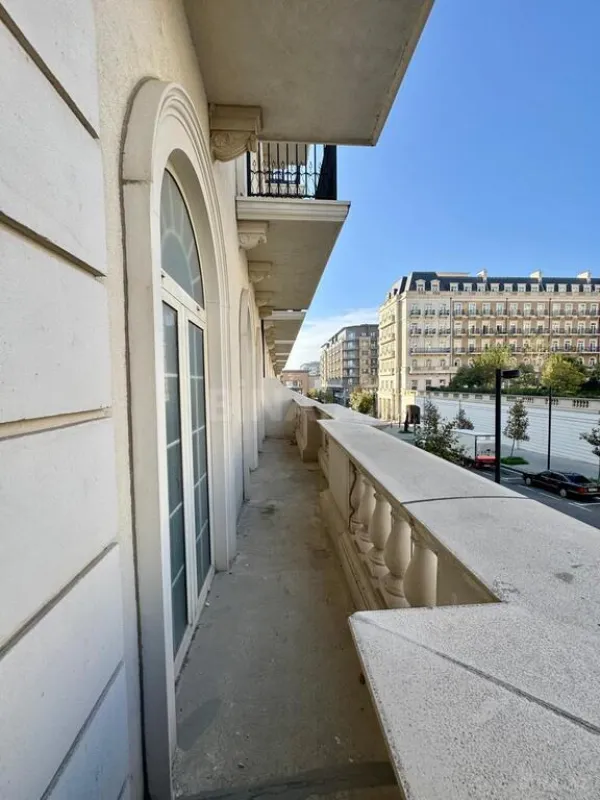 Satılır 3 otaqlı mənzil 145 m²