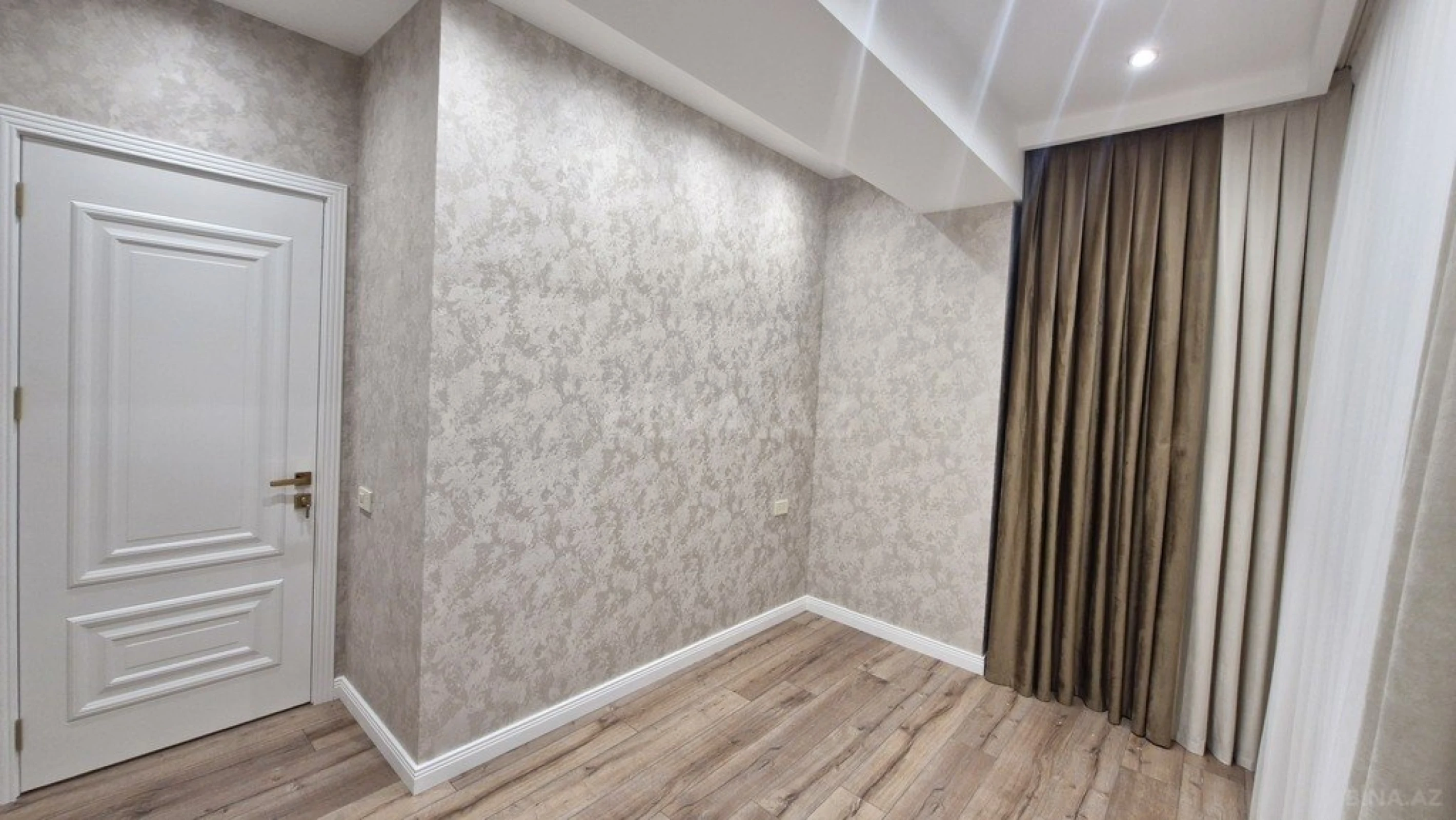 Satılır 4 otaqlı mənzil 107 m²