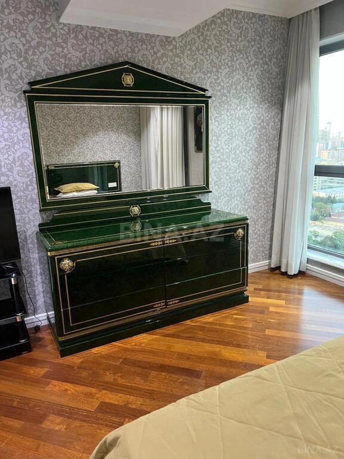 Kirayə verilir 6 otaqlı mənzil 400 m²