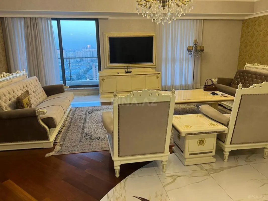 Kirayə verilir 6 otaqlı mənzil 400 m²