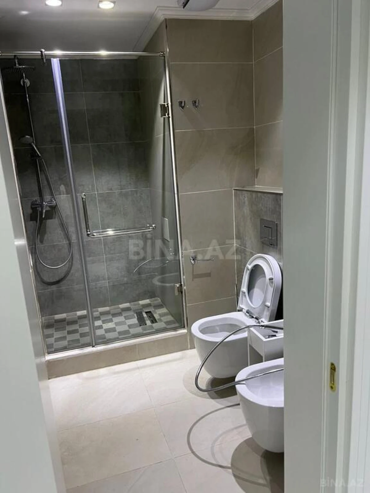 Kirayə verilir 6 otaqlı mənzil 400 m²