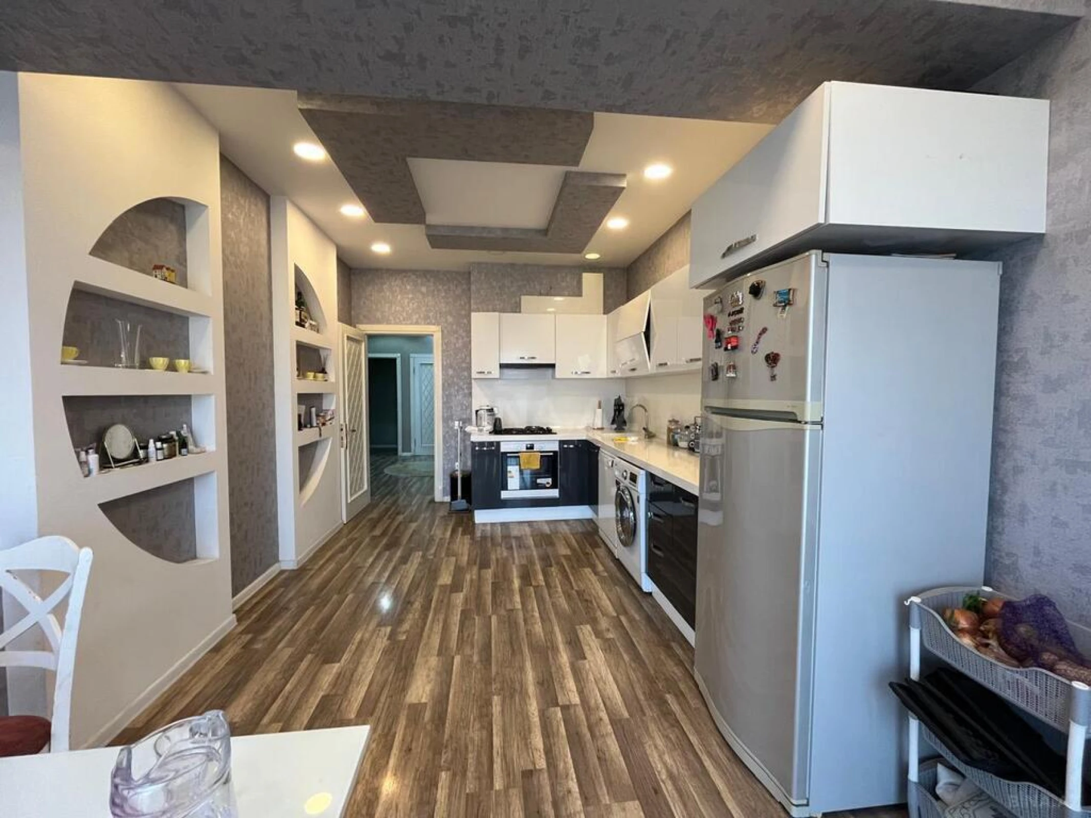 Satılır 4 otaqlı mənzil 181 m²