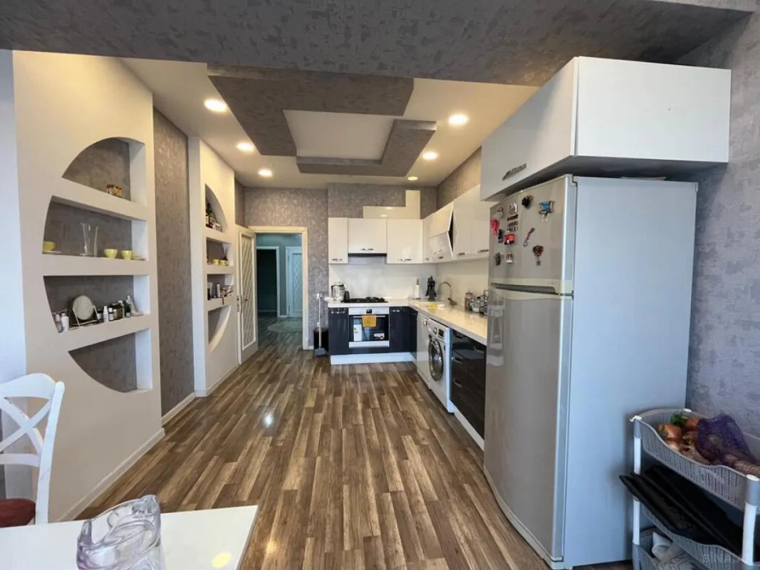 Satılır 4 otaqlı mənzil 181 m²