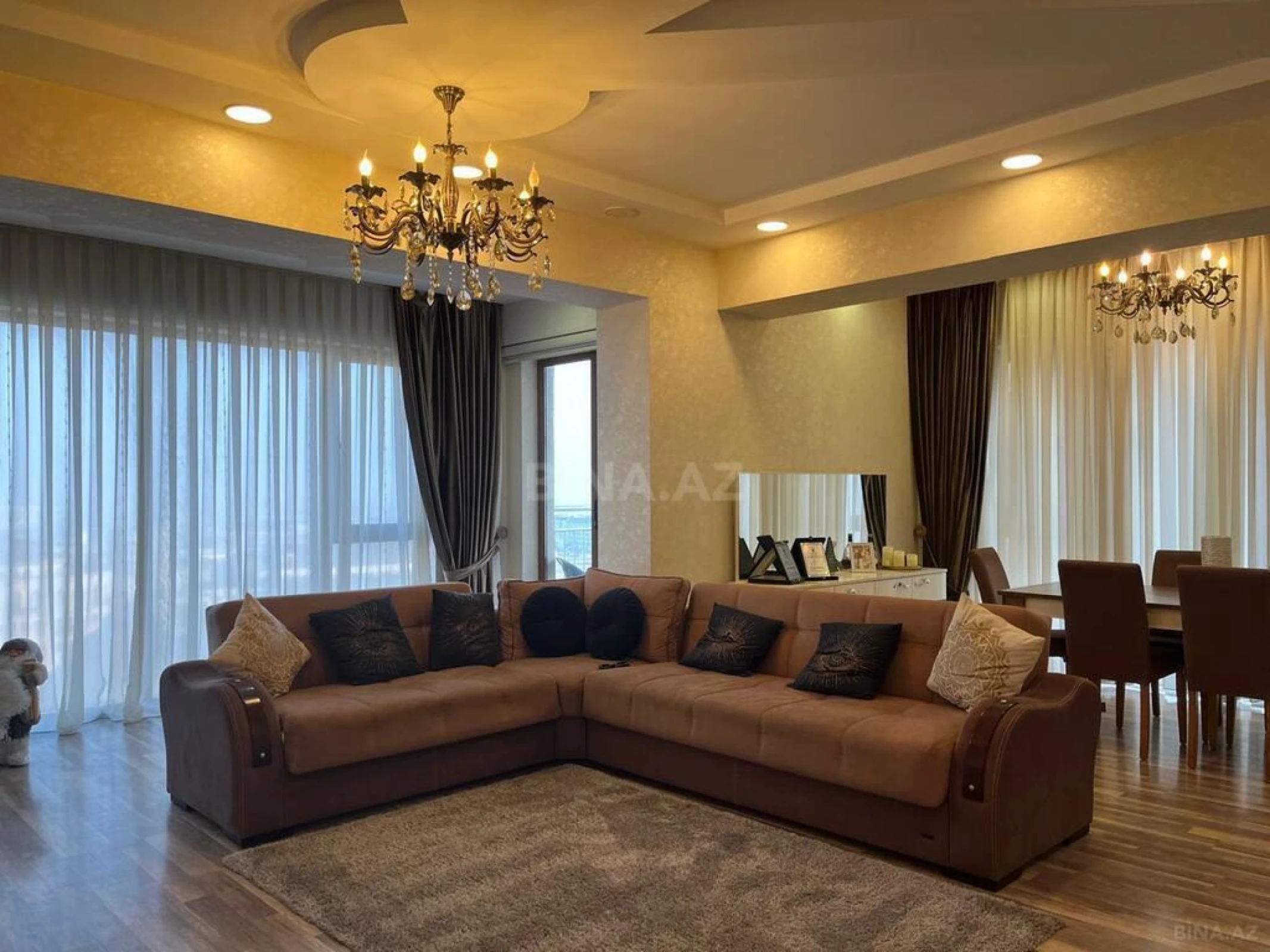 Satılır 4 otaqlı mənzil 181 m²