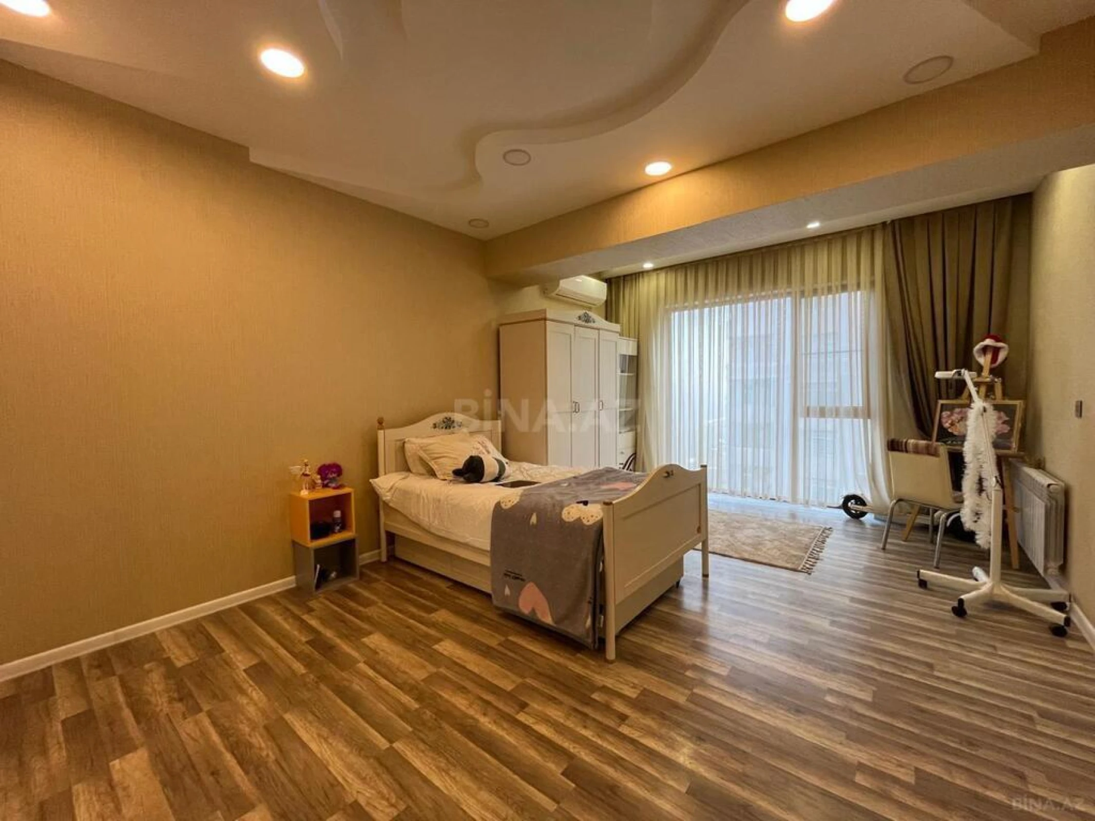 Satılır 4 otaqlı mənzil 181 m²