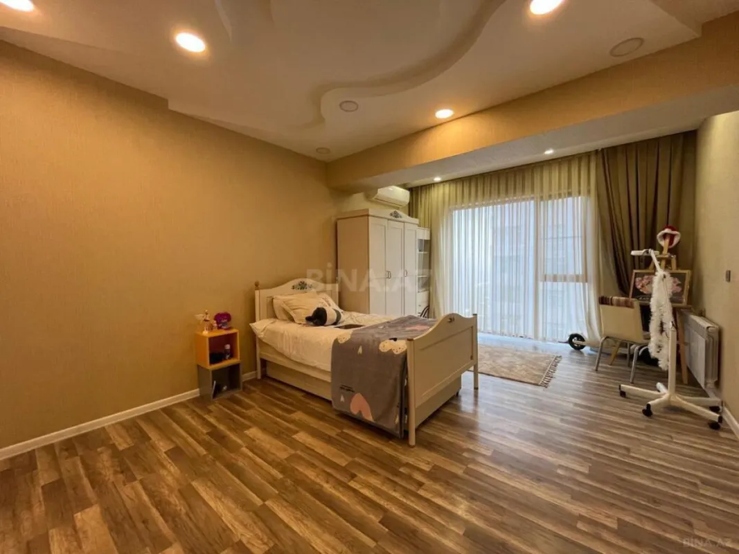 Satılır 4 otaqlı mənzil 181 m²