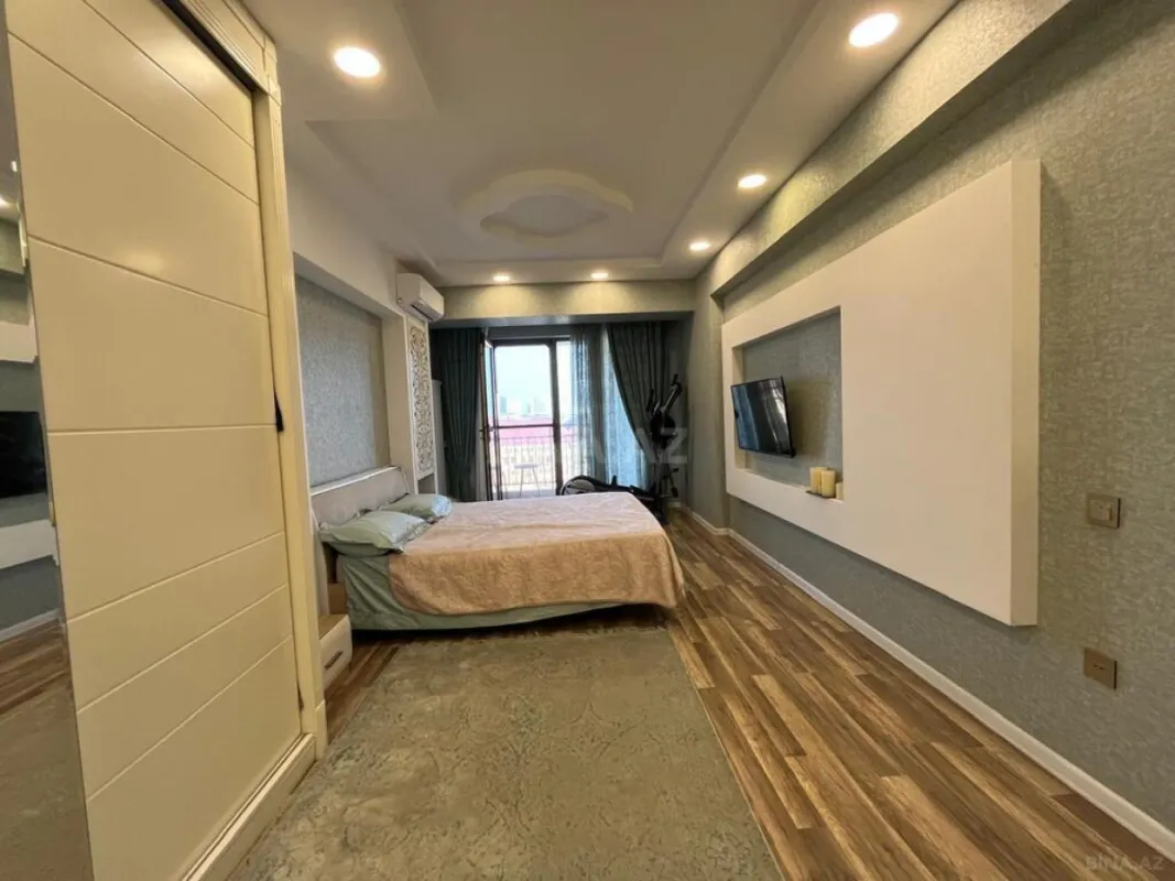 Satılır 4 otaqlı mənzil 181 m²