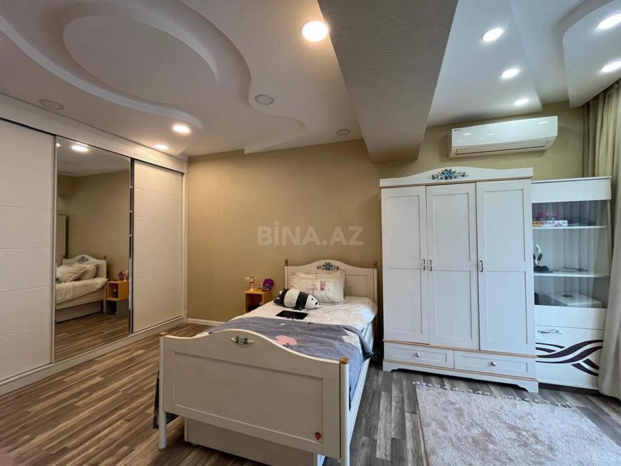 Satılır 4 otaqlı mənzil 181 m²