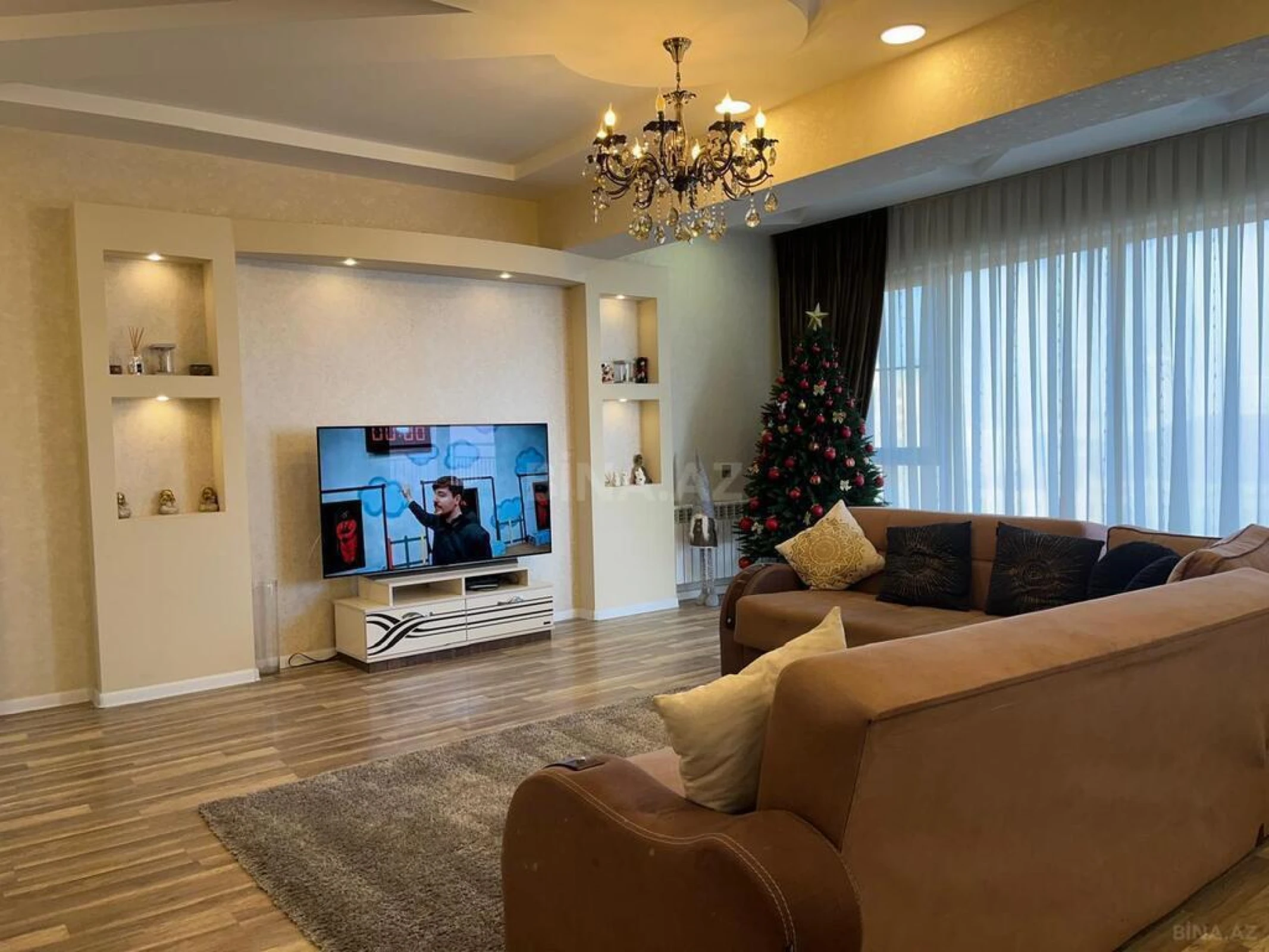 Satılır 4 otaqlı mənzil 181 m²