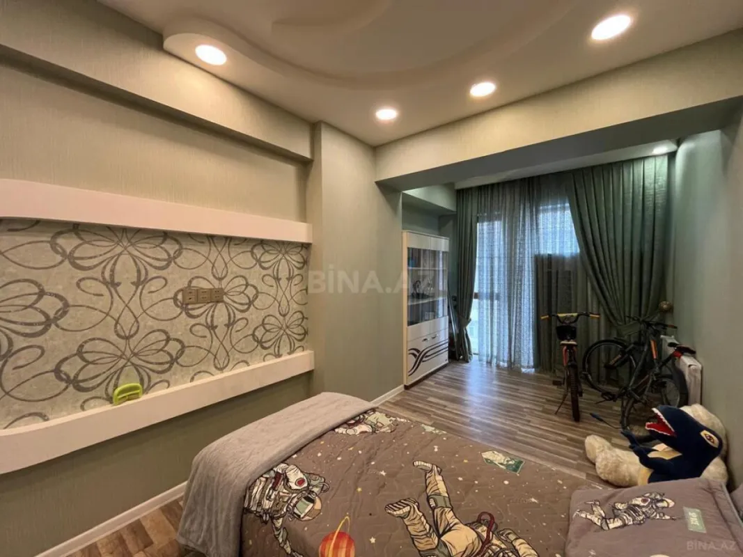 Satılır 4 otaqlı mənzil 181 m²