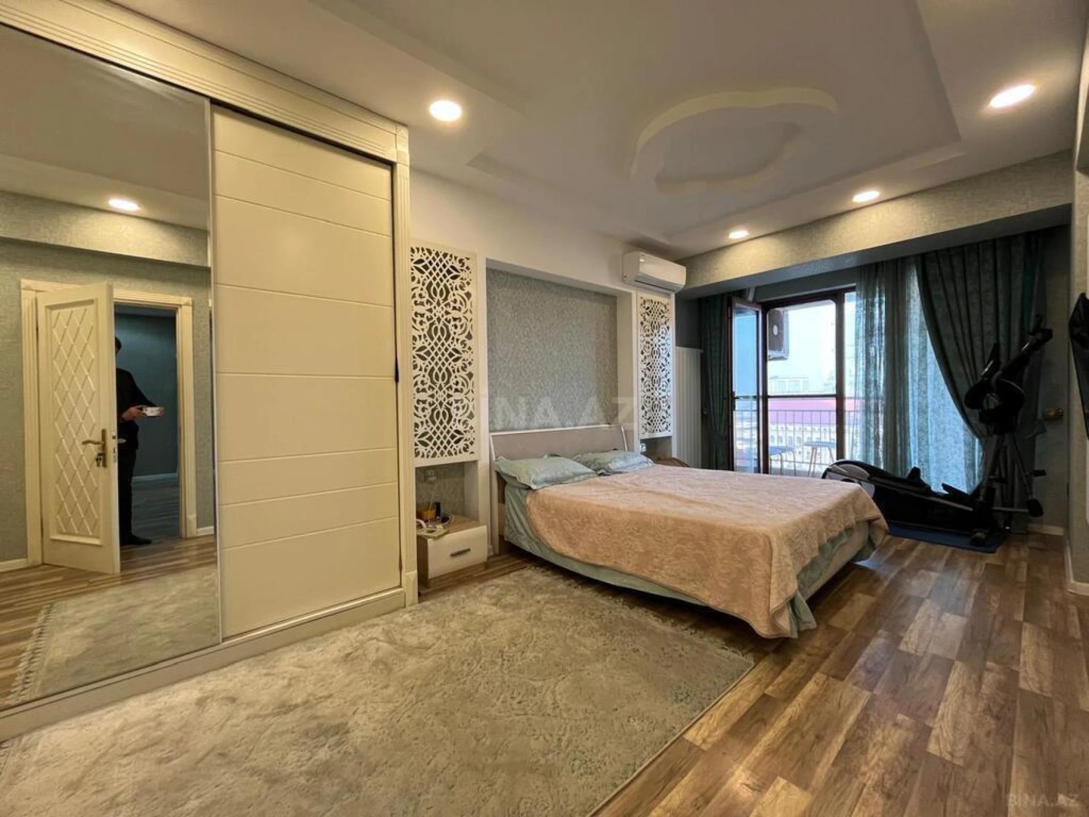 Satılır 4 otaqlı mənzil 181 m²