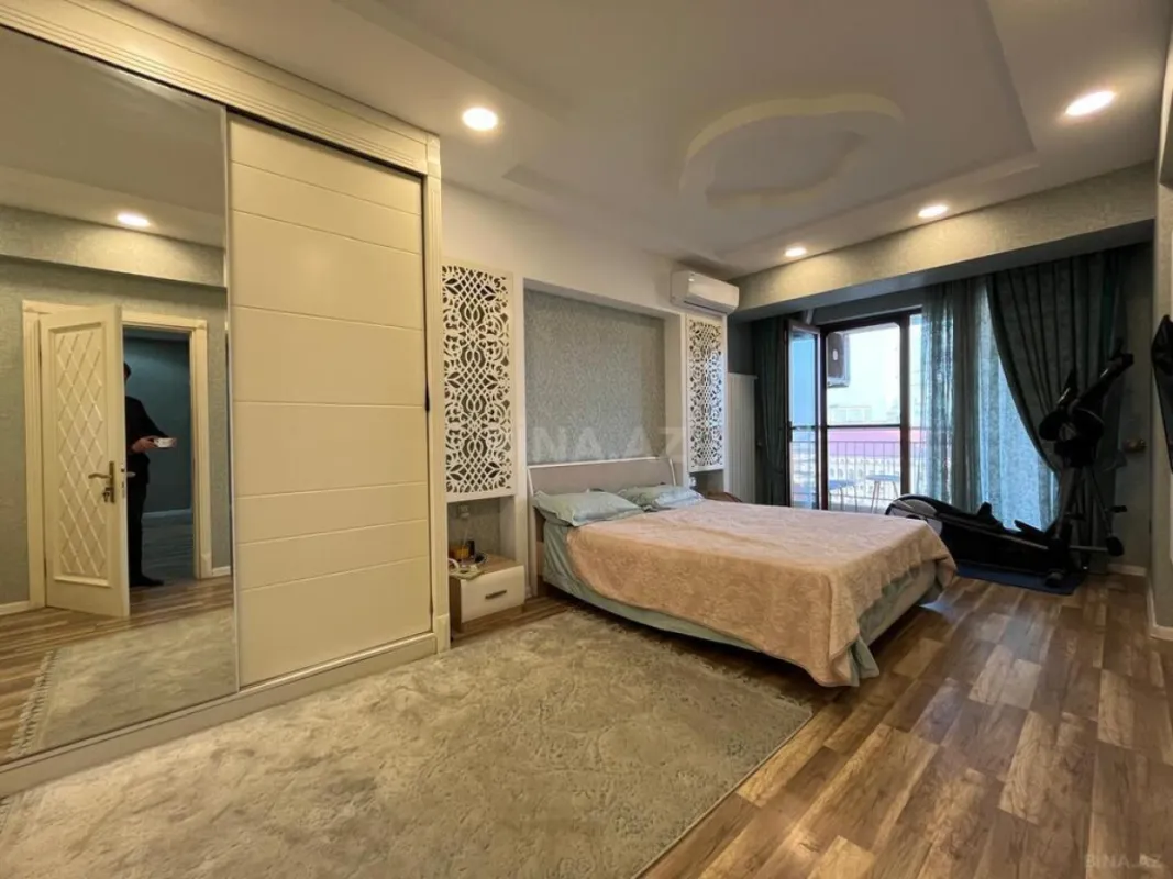 Satılır 4 otaqlı mənzil 181 m²