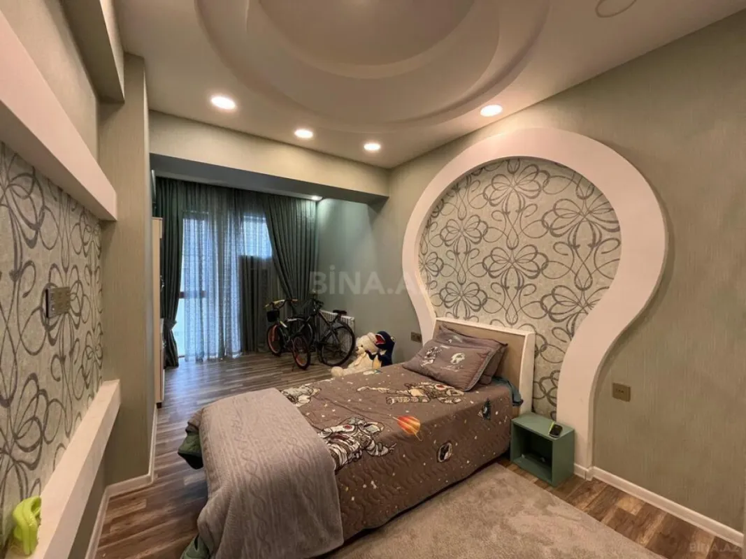 Satılır 4 otaqlı mənzil 181 m²