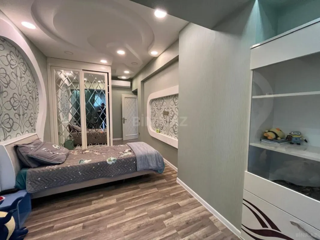 Satılır 4 otaqlı mənzil 181 m²