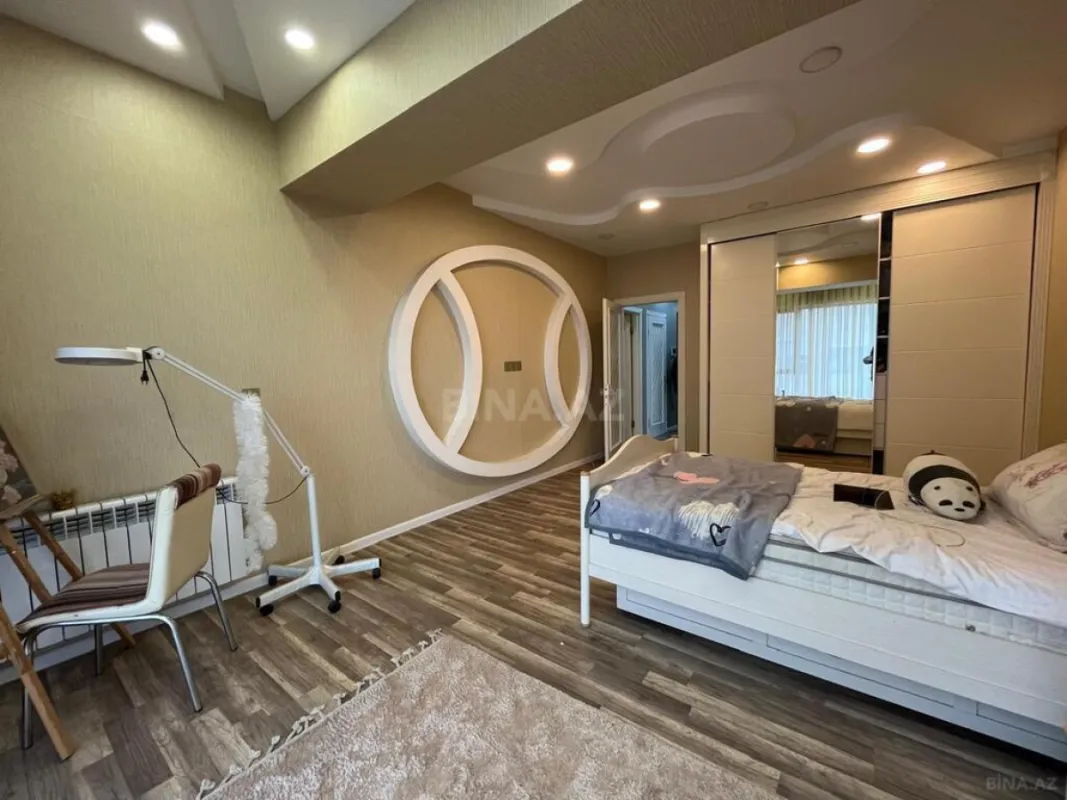 Satılır 4 otaqlı mənzil 181 m²