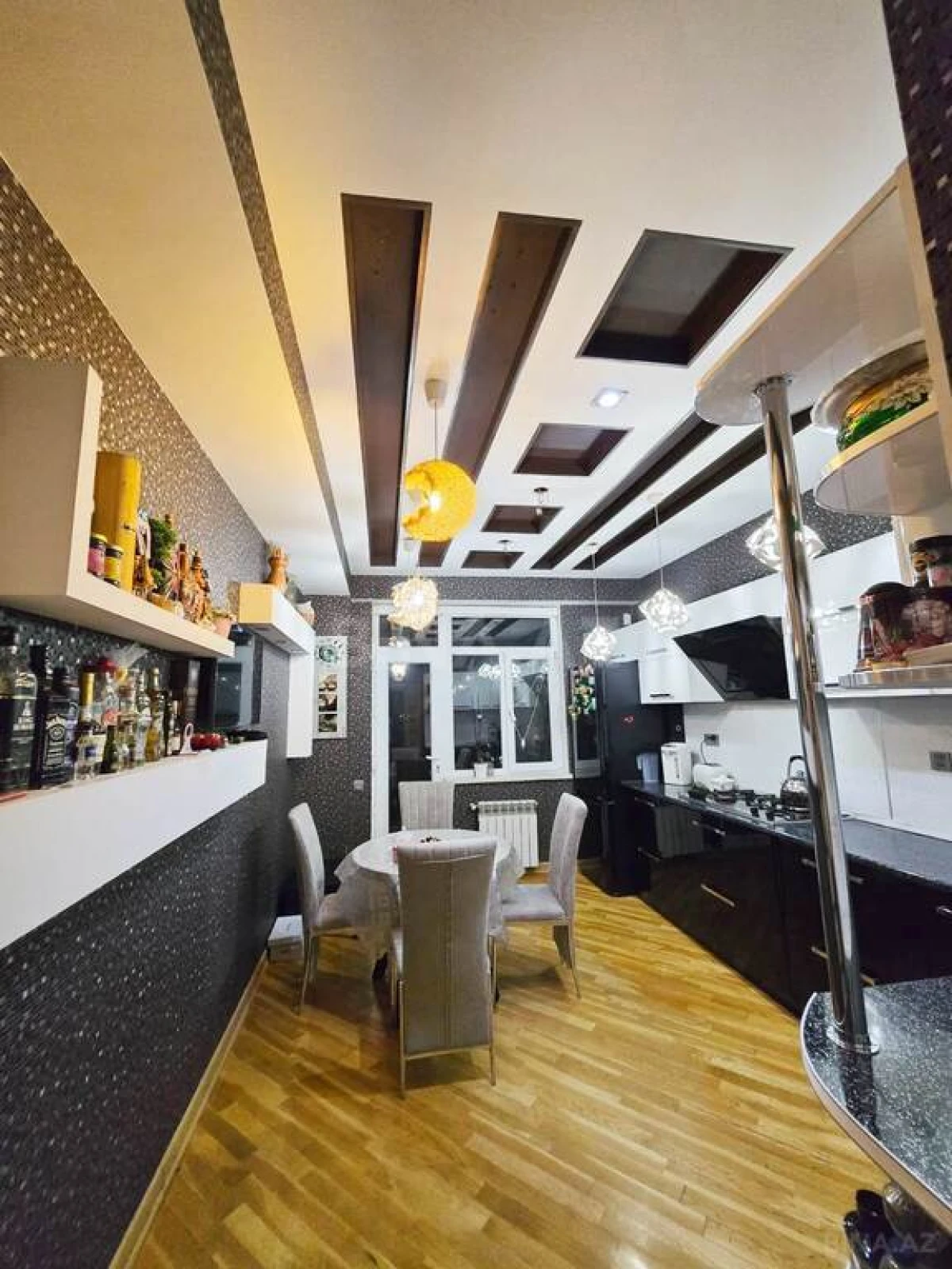 Satılır 4 otaqlı mənzil 145 m²