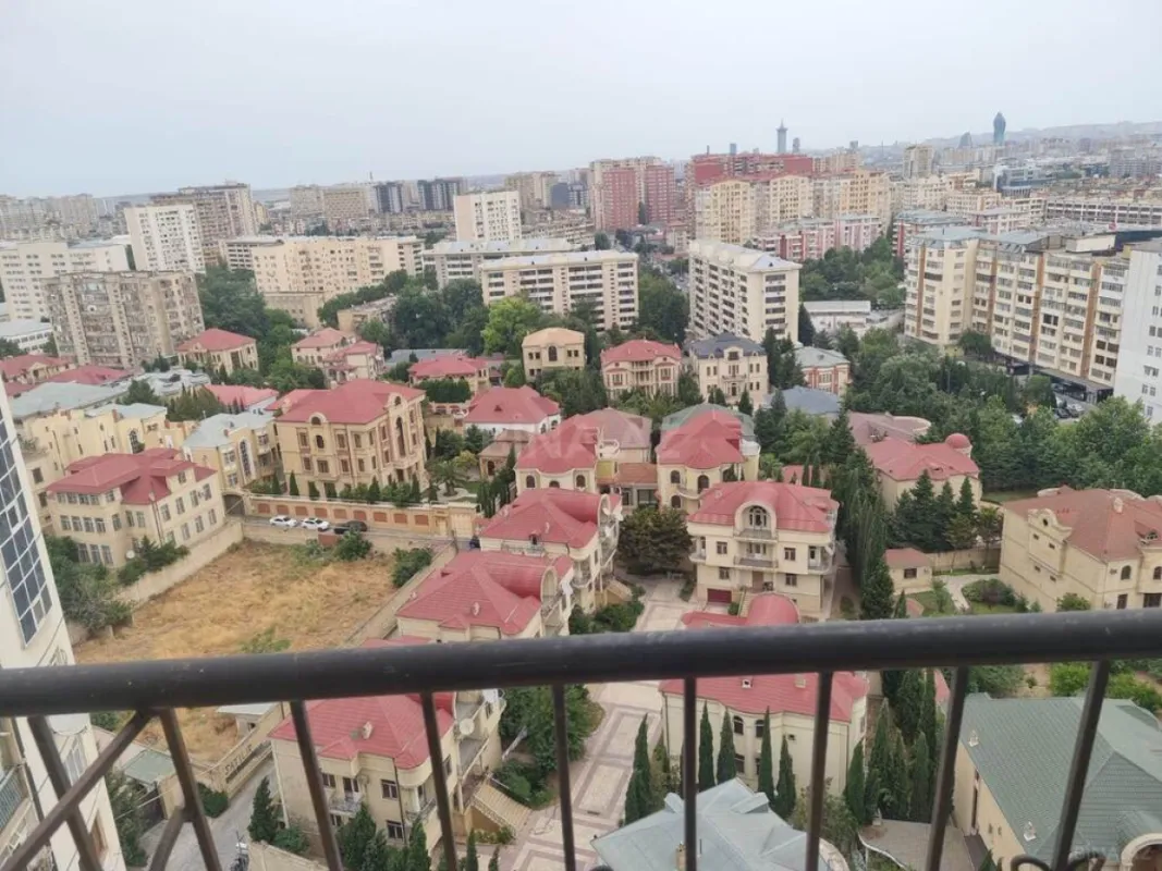 Satılır 4 otaqlı mənzil 145 m²
