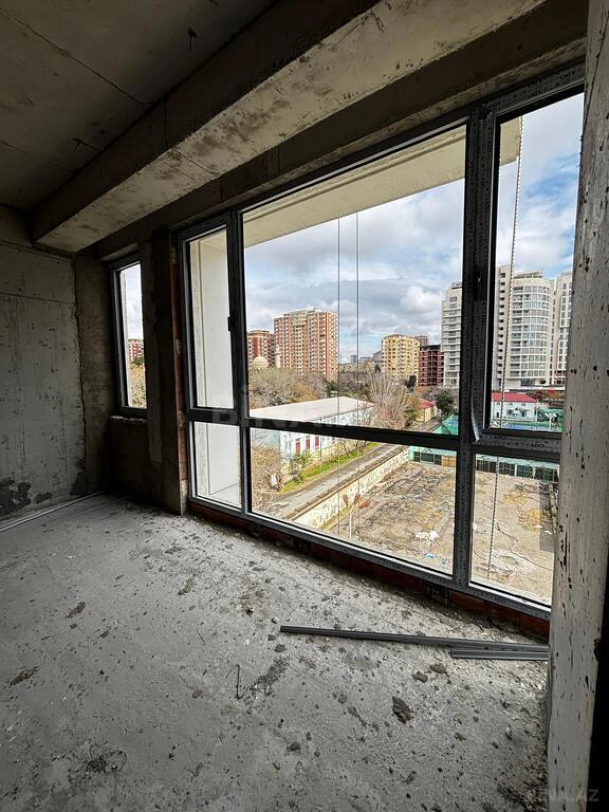 Satılır 3 otaqlı mənzil 136 m²