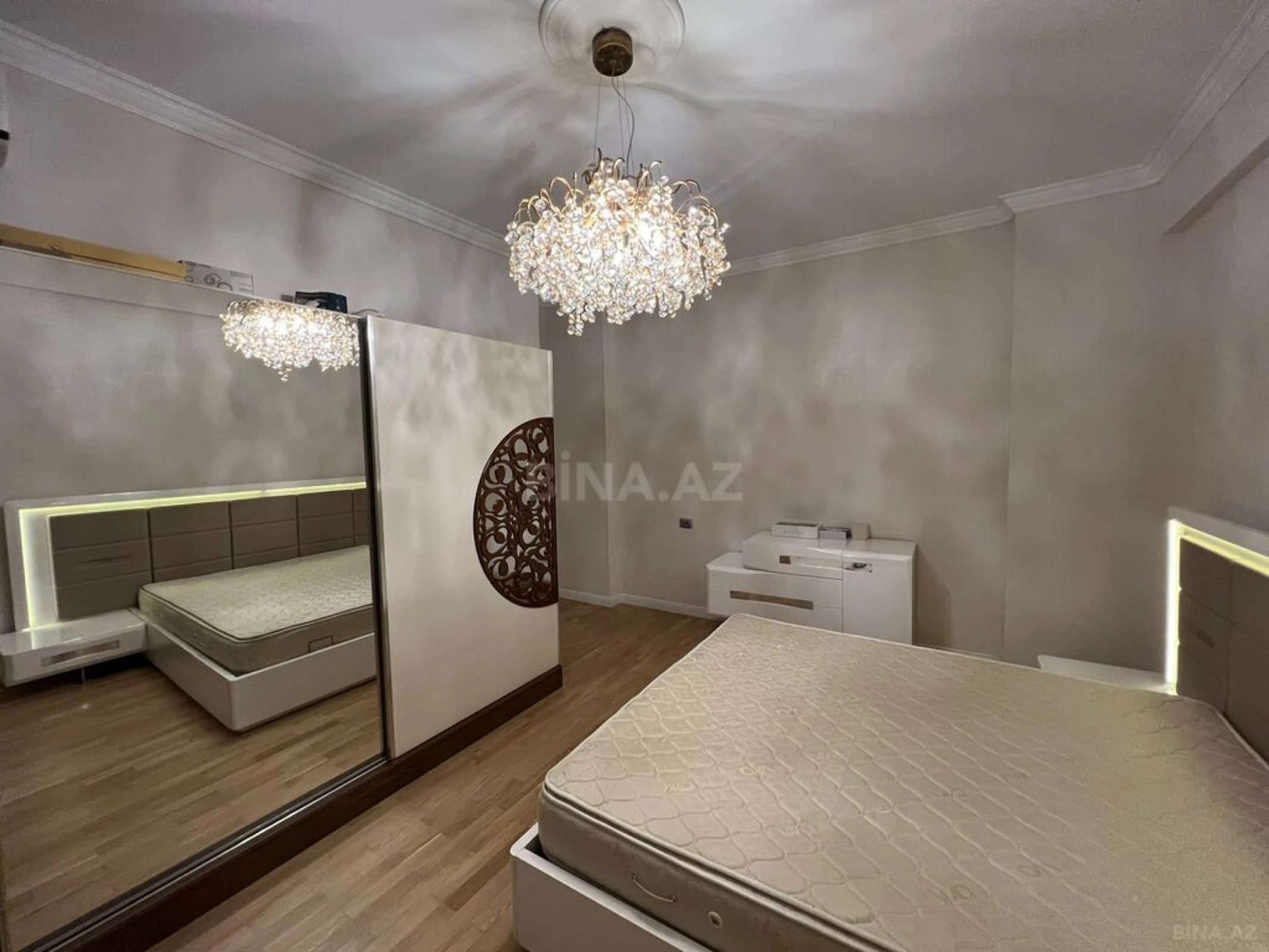 Satılır 4 otaqlı mənzil 175 m²