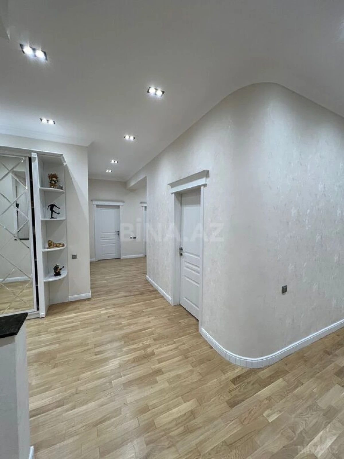 Satılır 4 otaqlı mənzil 175 m²