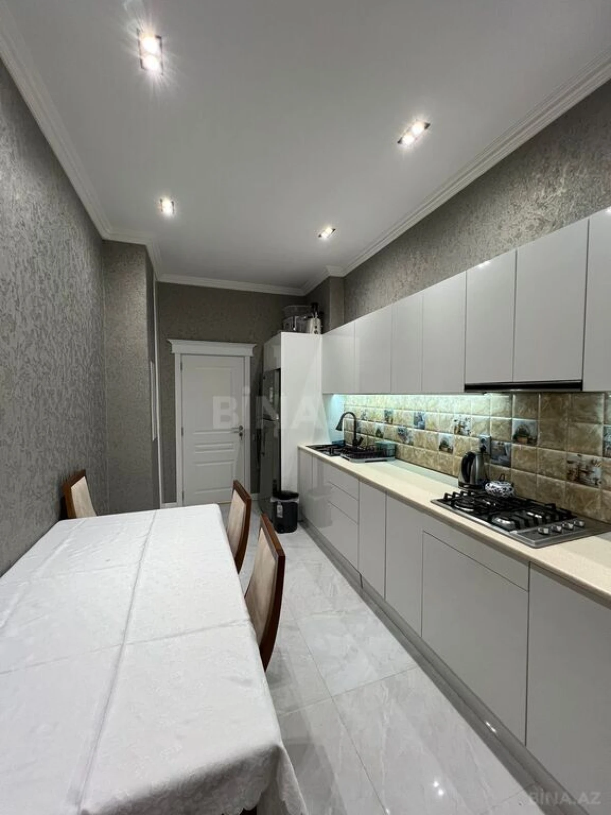 Satılır 4 otaqlı mənzil 175 m²