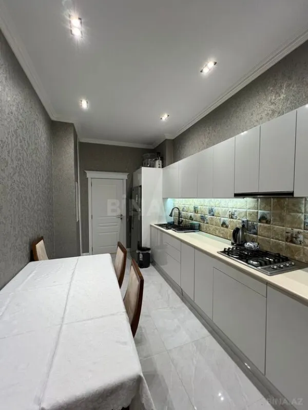 Satılır 4 otaqlı mənzil 175 m²