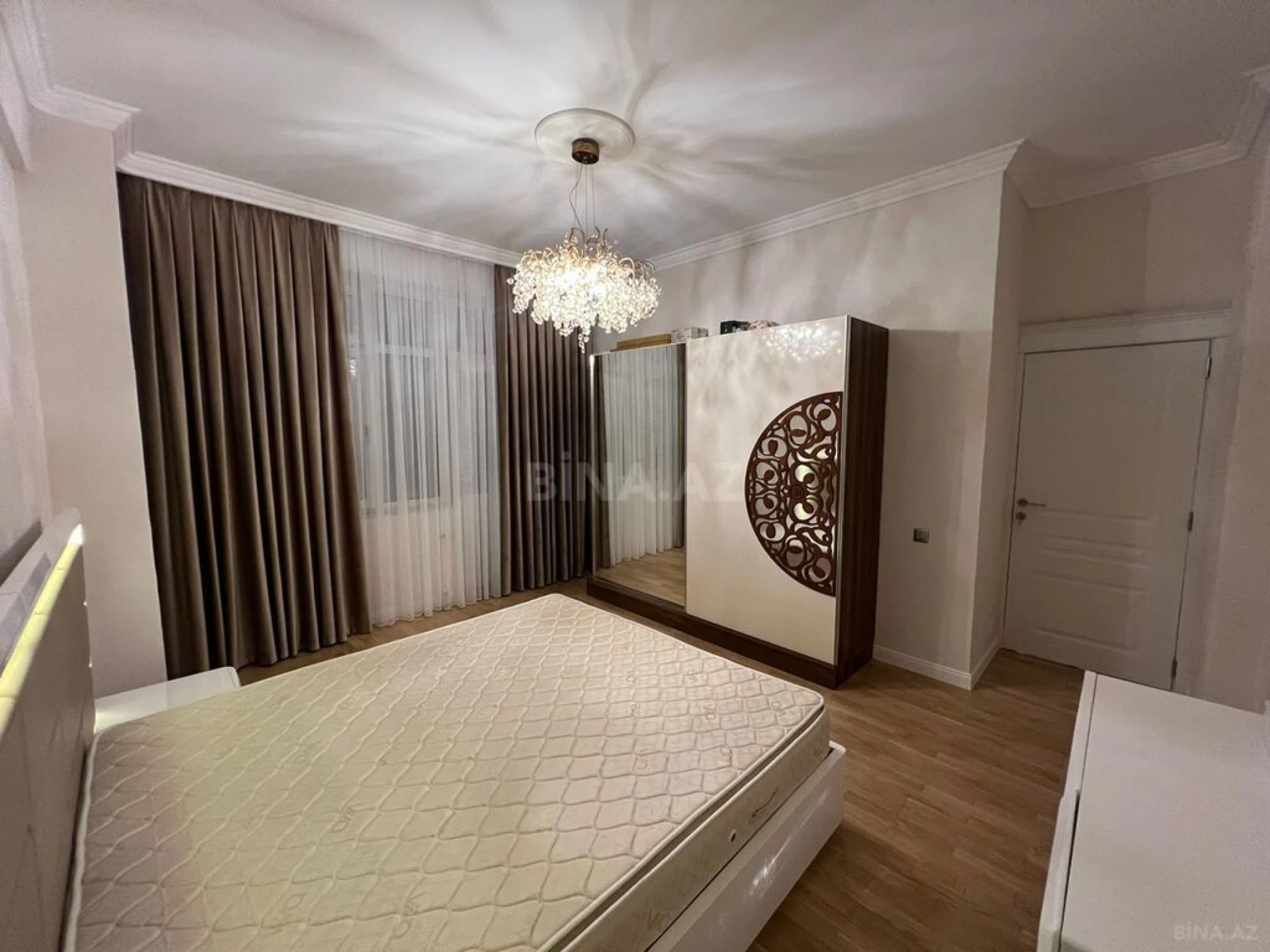 Satılır 4 otaqlı mənzil 175 m²