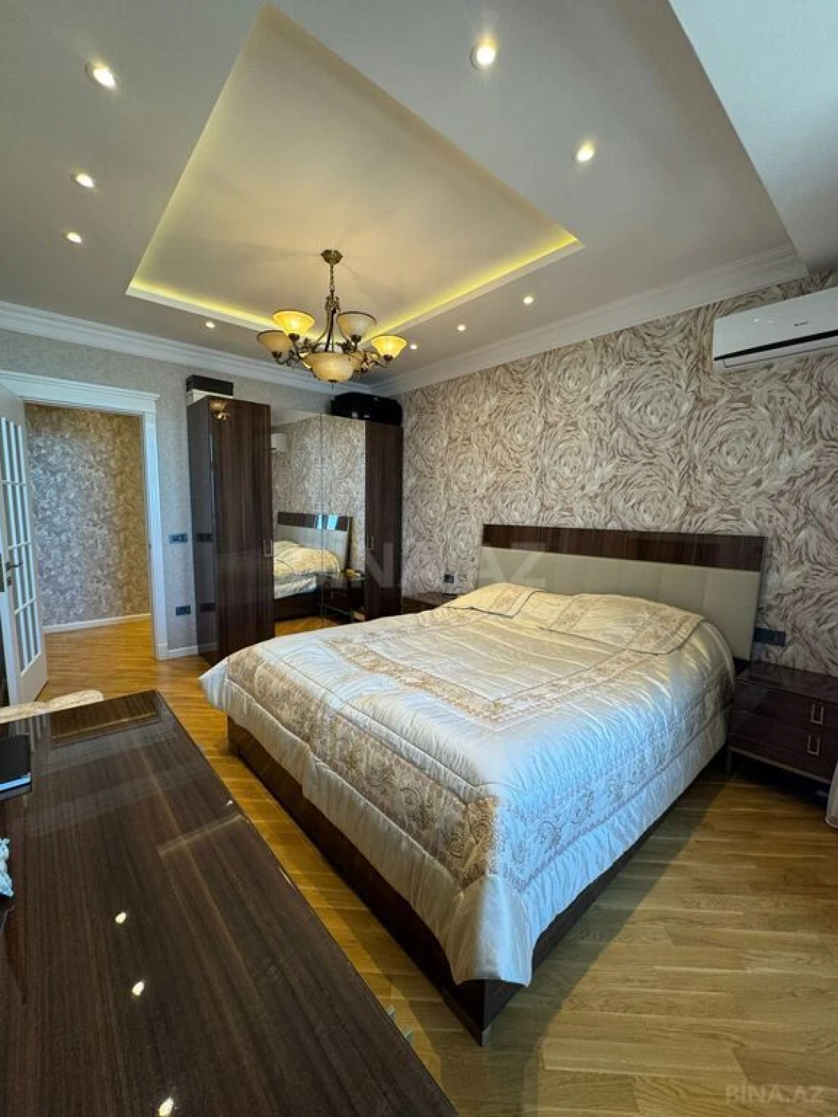 Satılır 3 otaqlı mənzil 140 m²