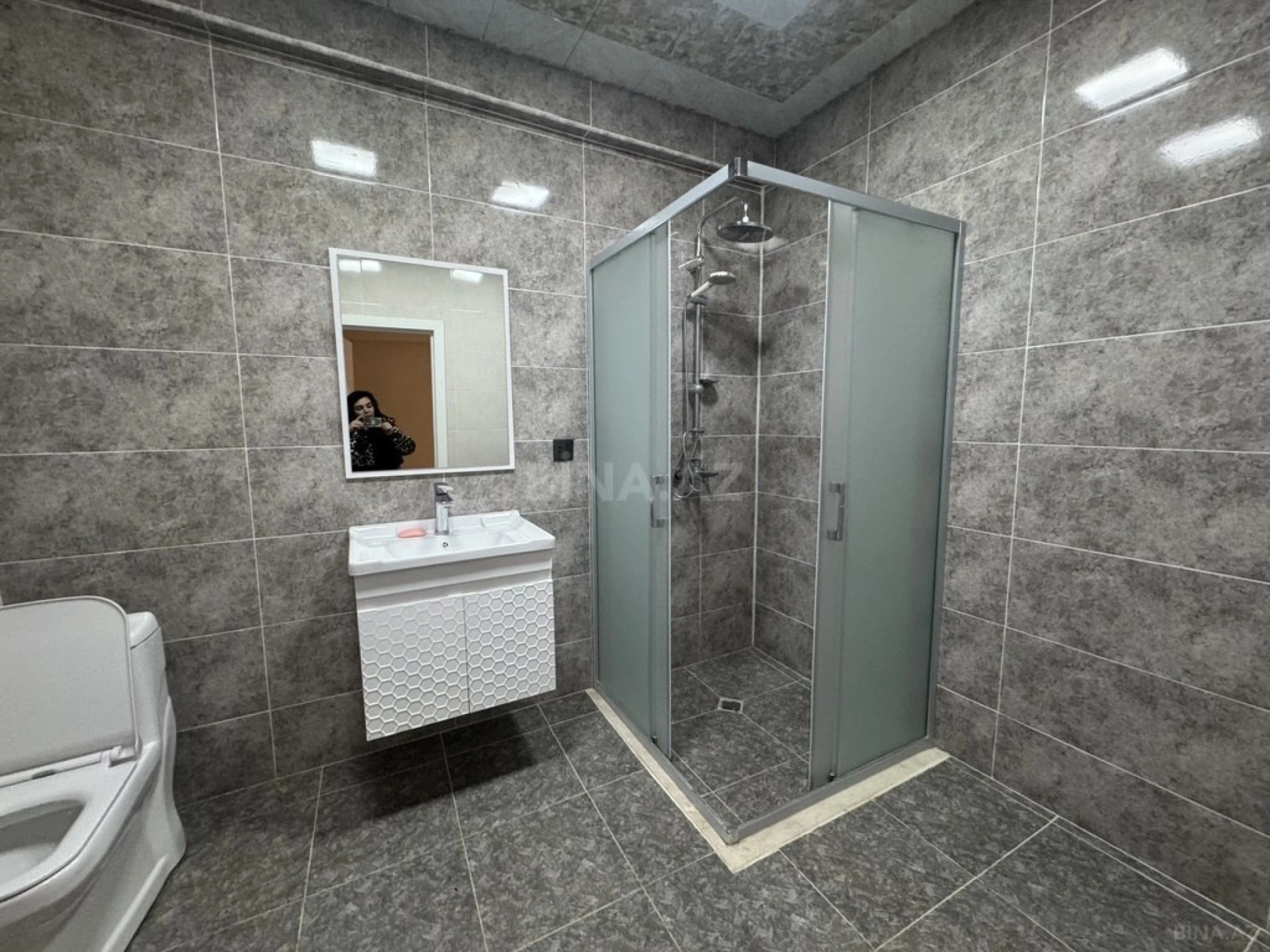 Kirayə verilir 2 otaqlı mənzil 77 m²