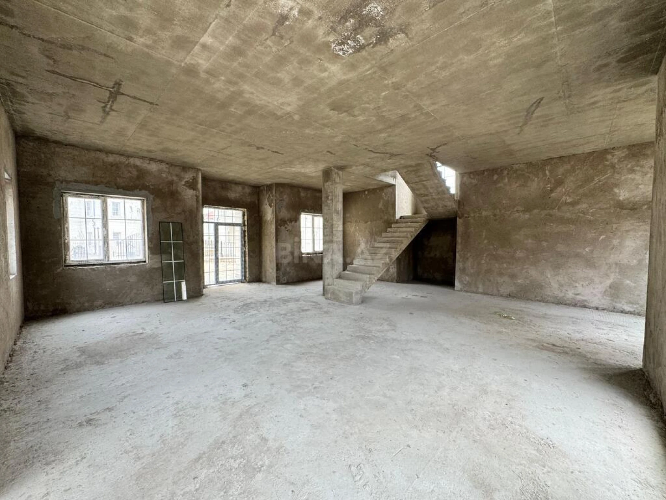 Satılır 8 otaqlı həyət evi 345 m²