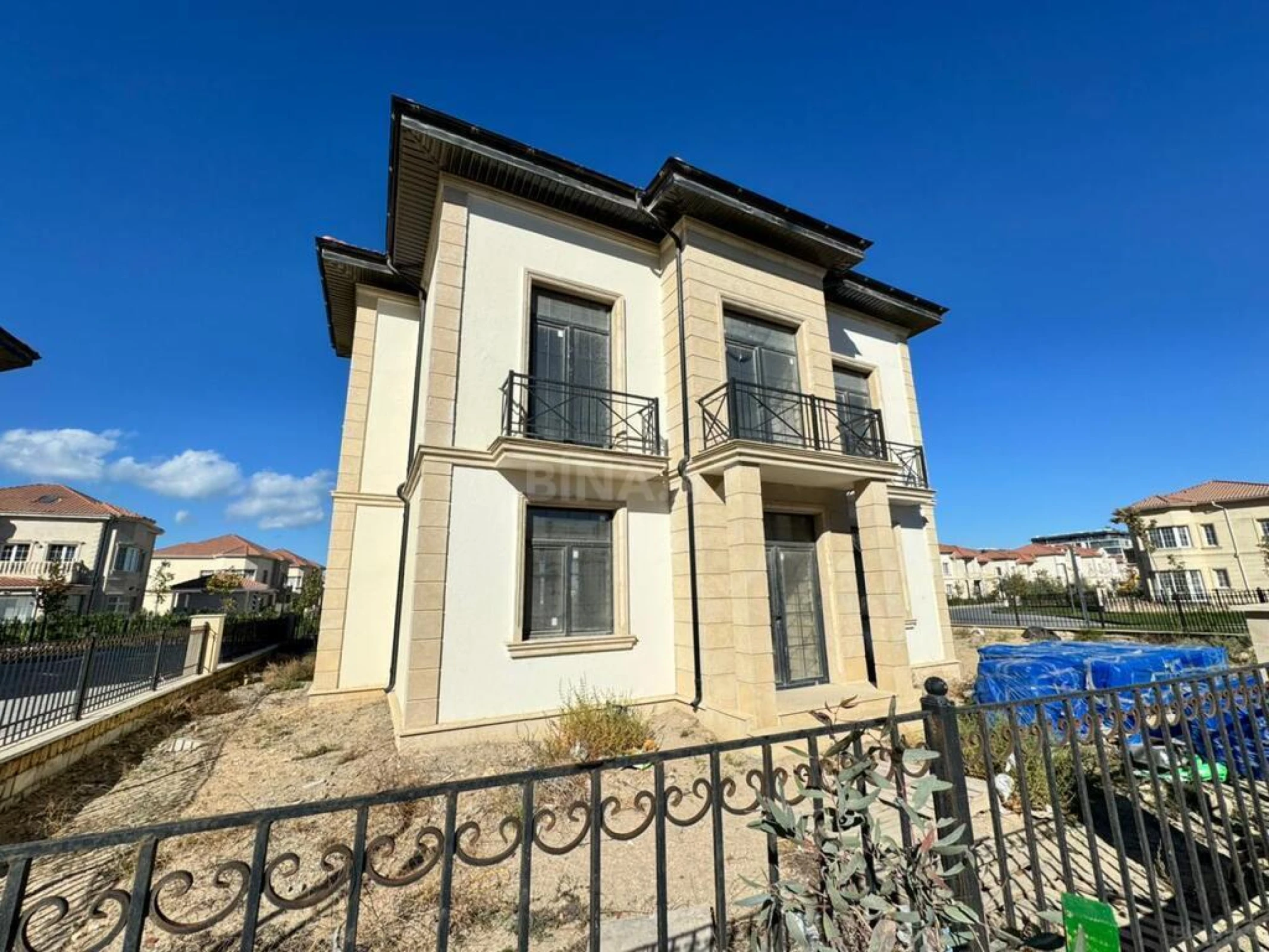 Satılır 8 otaqlı həyət evi 345 m²