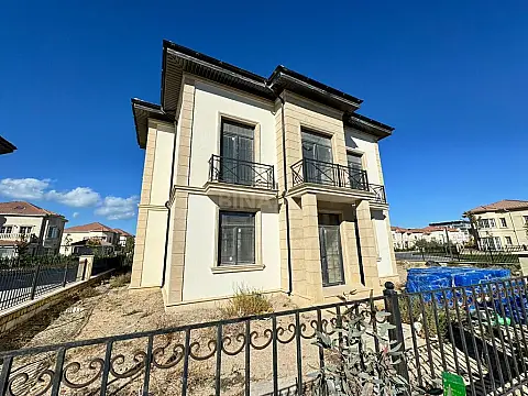 Satılır 8 otaqlı həyət evi 345 m²