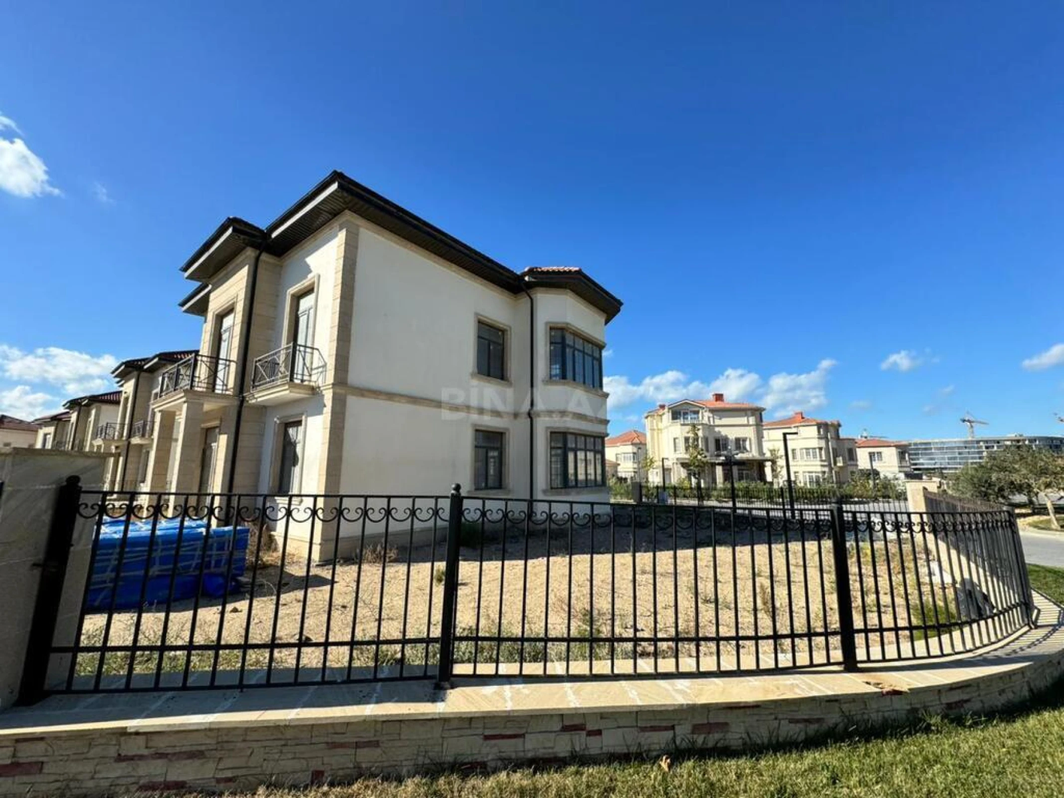 Satılır 8 otaqlı həyət evi 345 m²