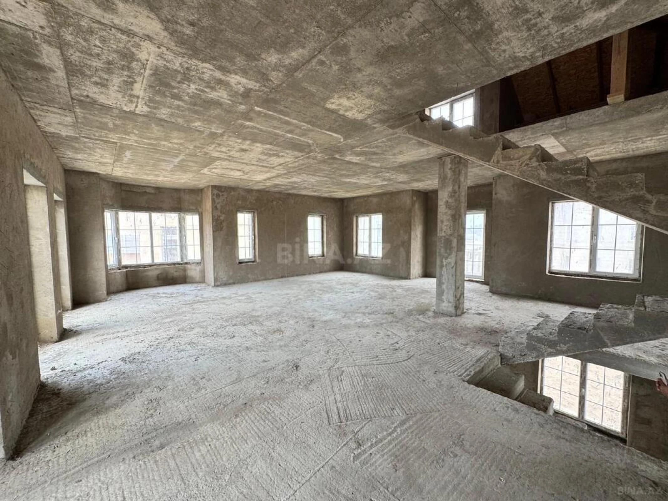 Satılır 8 otaqlı həyət evi 345 m²