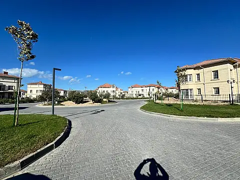 Satılır 8 otaqlı həyət evi 345 m²