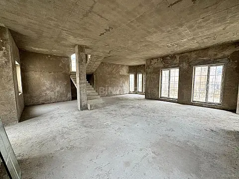 Satılır 8 otaqlı həyət evi 345 m²