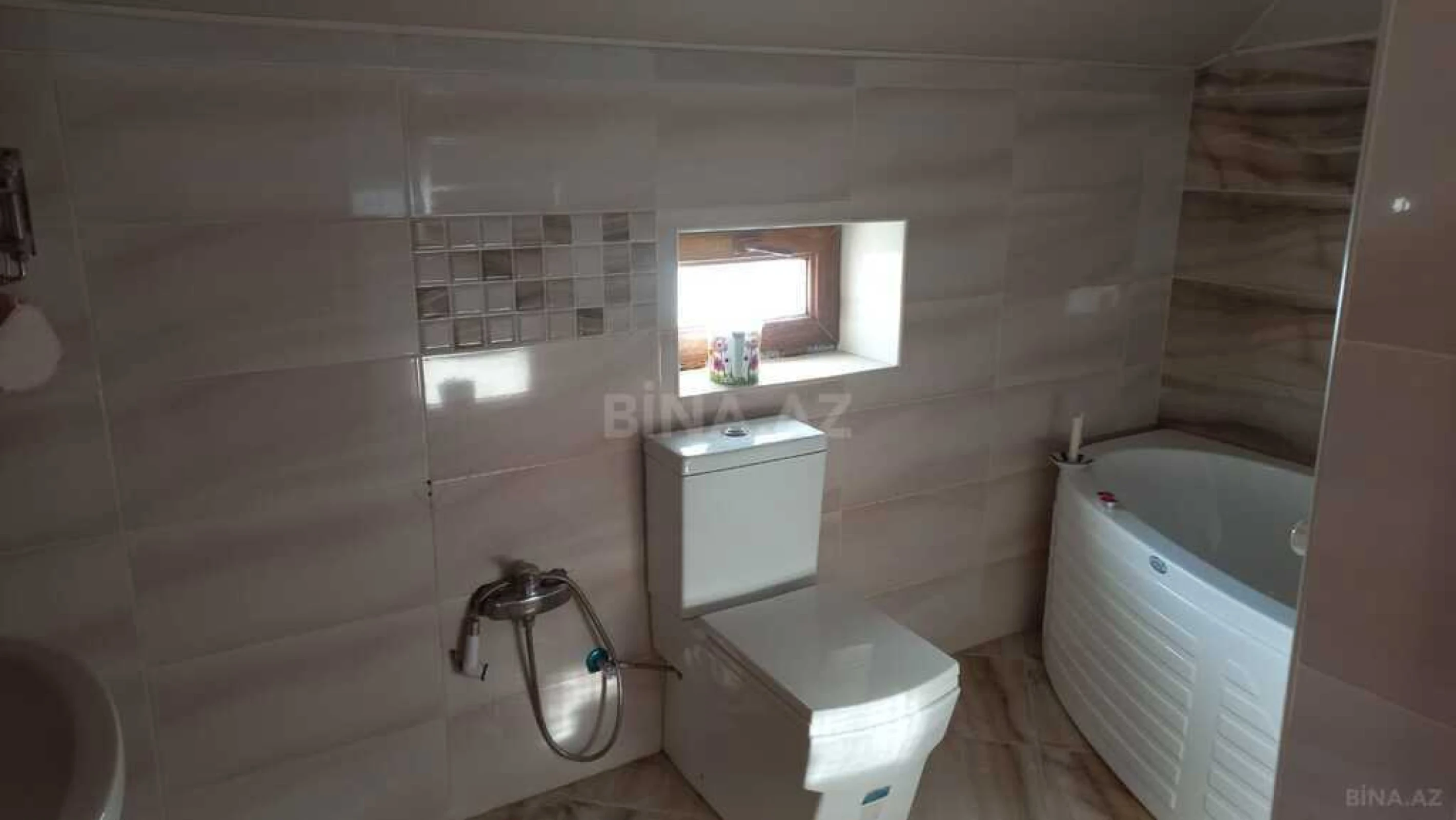 Satılır 7 otaqlı həyət evi 380 m²