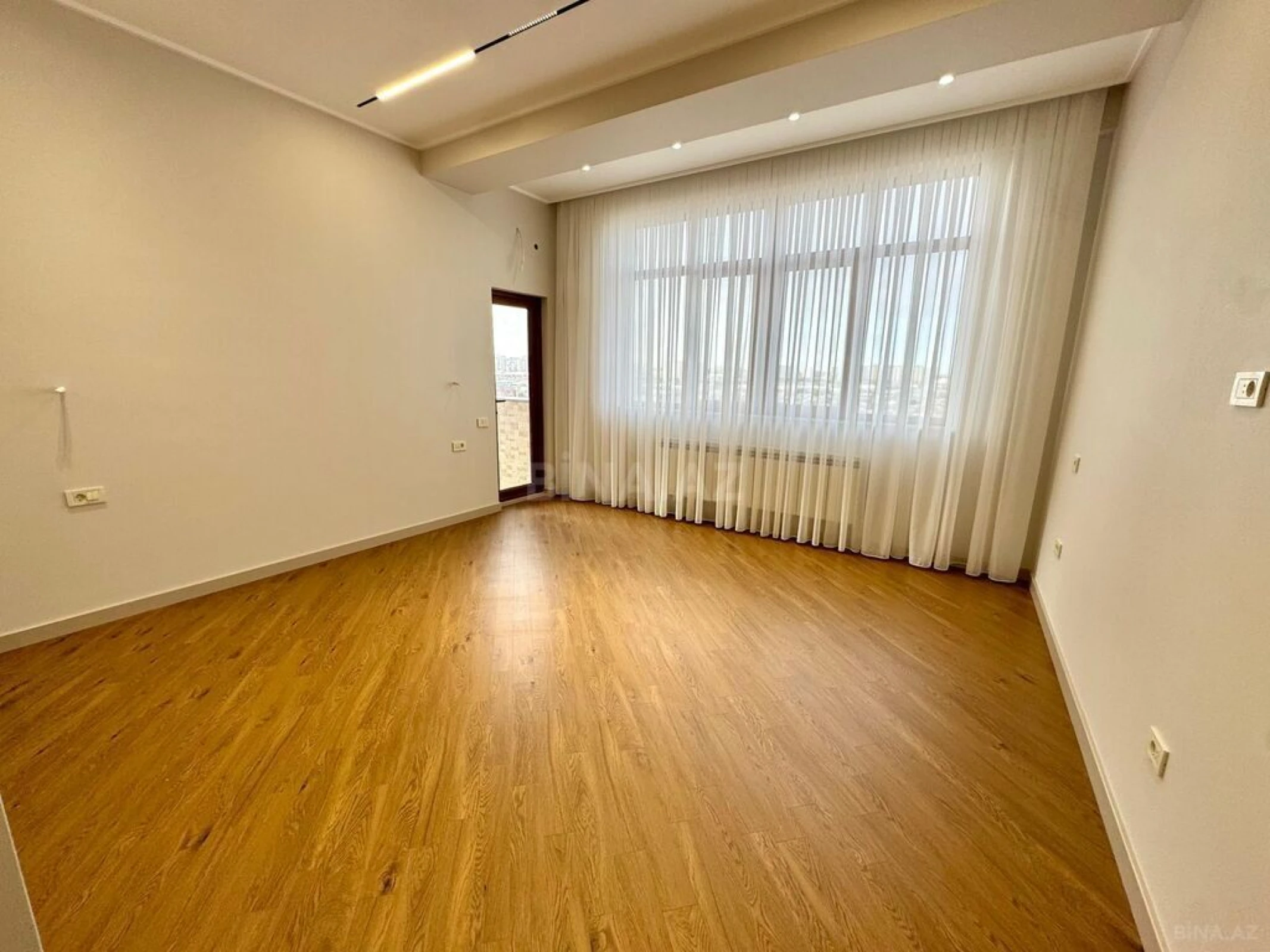 Satılır 4 otaqlı mənzil 216 m²