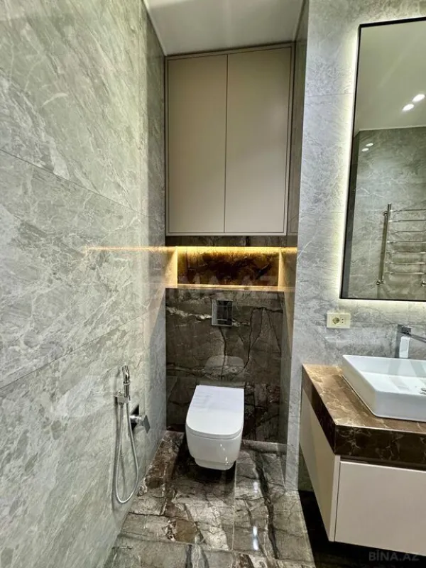 Satılır 4 otaqlı mənzil 216 m²