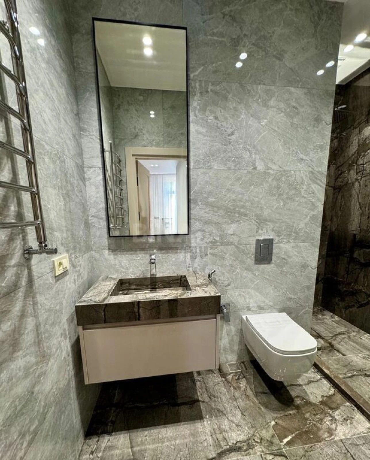 Satılır 4 otaqlı mənzil 216 m²