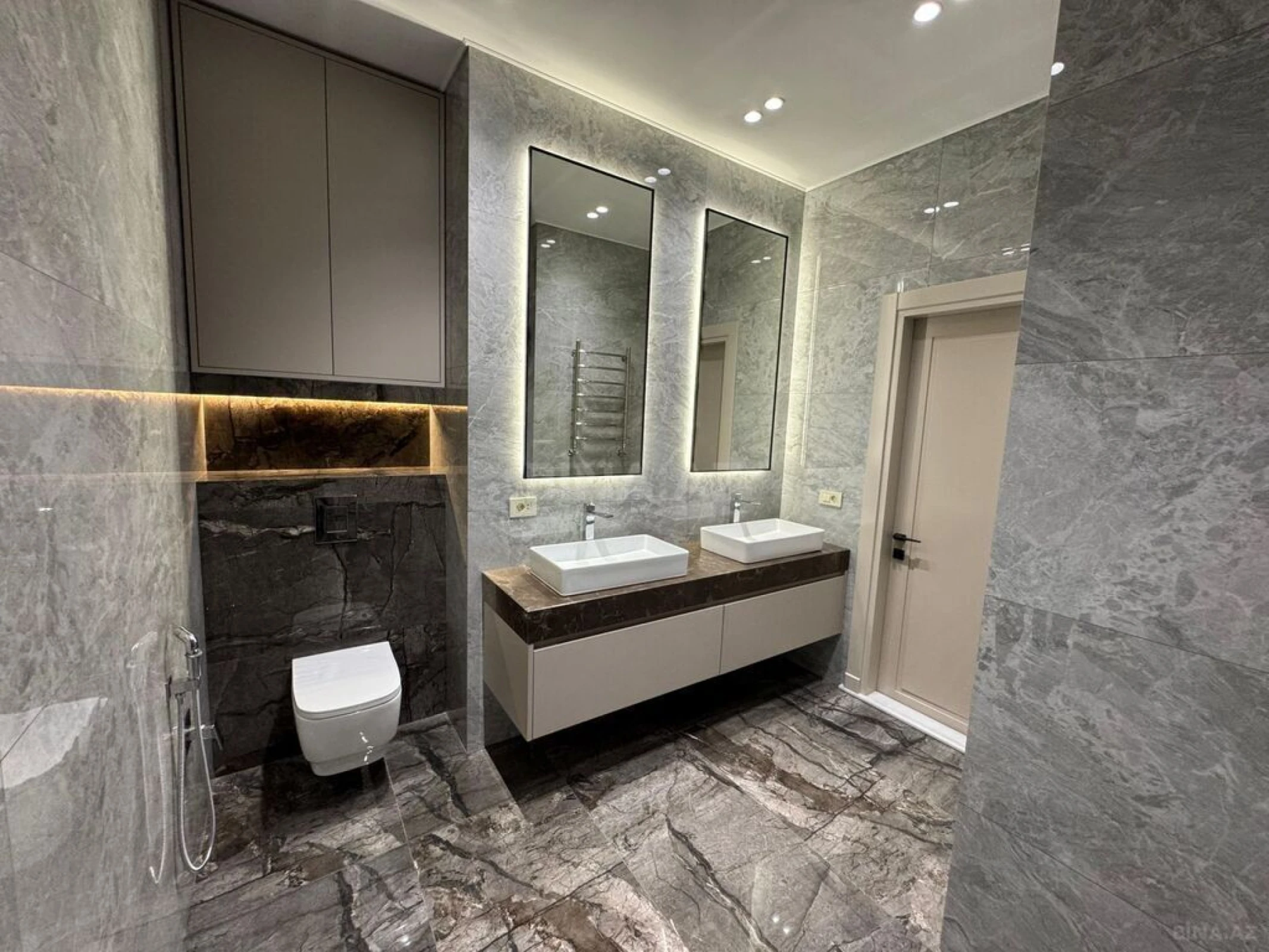 Satılır 4 otaqlı mənzil 216 m²