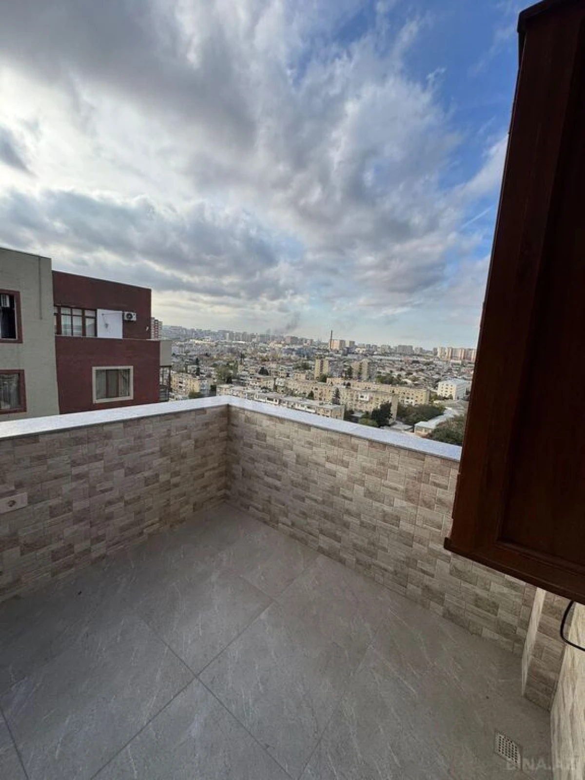 Satılır 4 otaqlı mənzil 216 m²