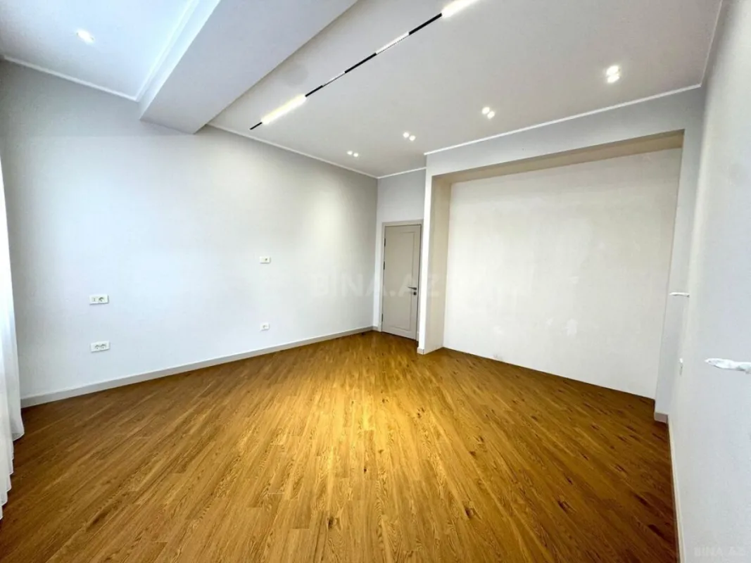 Satılır 4 otaqlı mənzil 216 m²