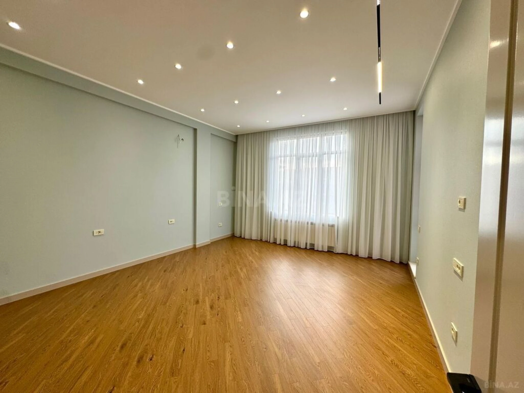 Satılır 4 otaqlı mənzil 216 m²