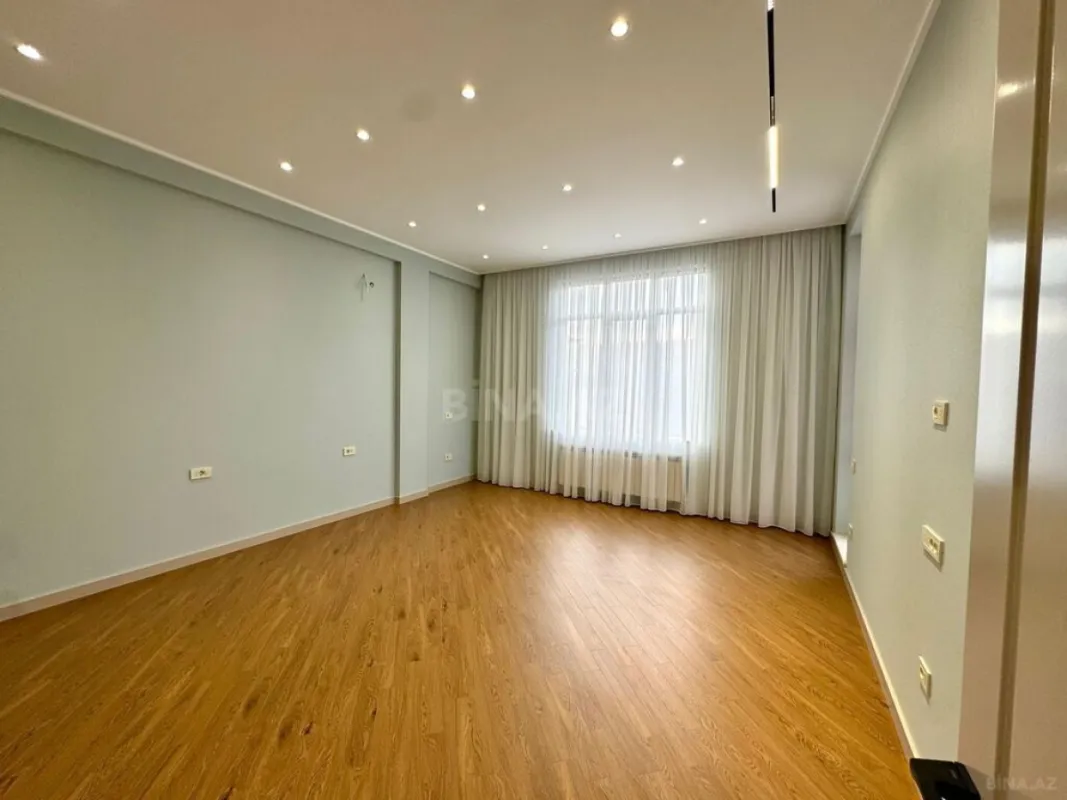 Satılır 4 otaqlı mənzil 216 m²