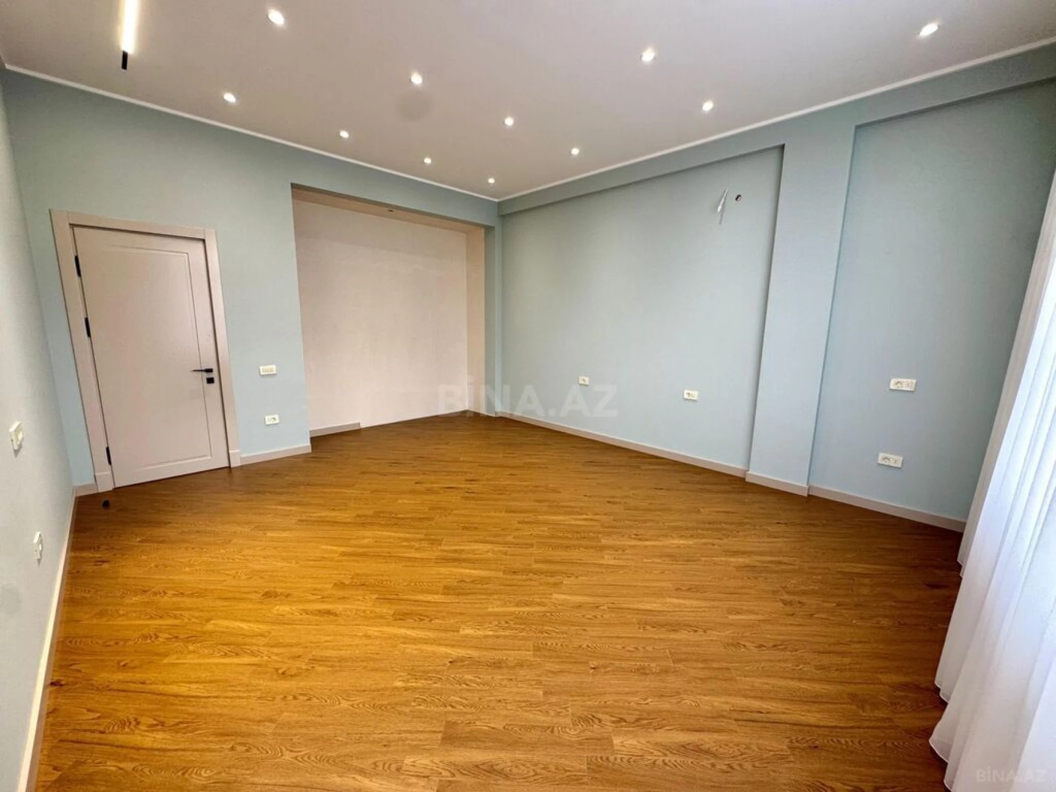 Satılır 4 otaqlı mənzil 216 m²