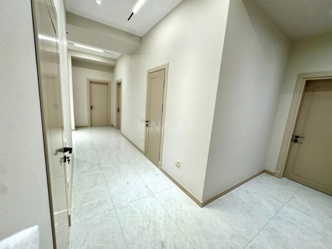 Satılır 4 otaqlı mənzil 216 m²