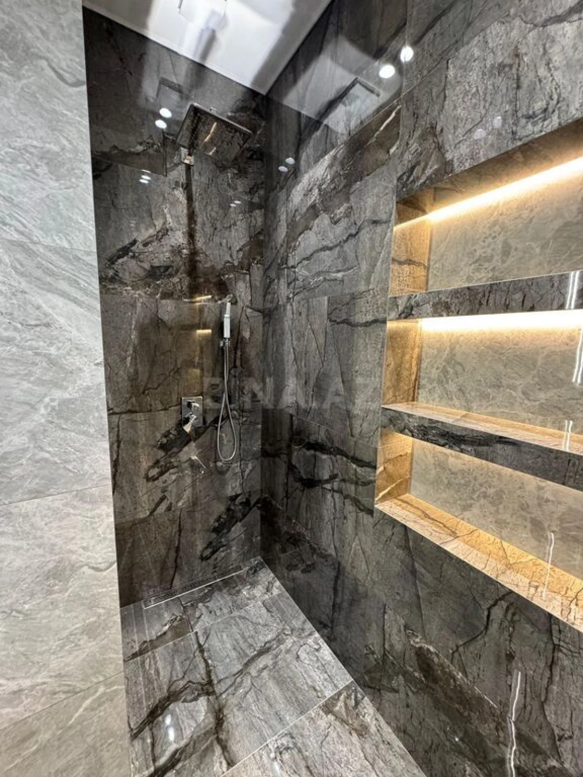 Satılır 4 otaqlı mənzil 216 m²